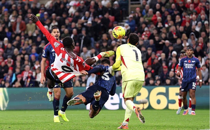 Sunderland khiến mành lưới Pháo thủ rung lên đến 2 lần.