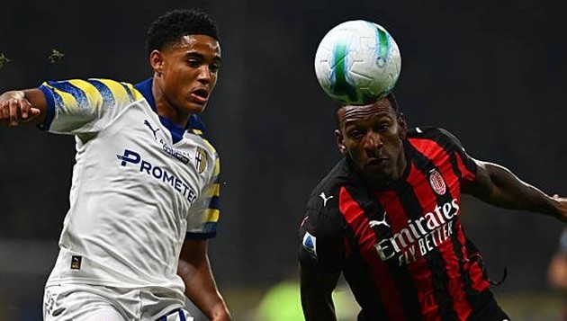 Parma gây ra nhiều khó khăn cho AC Milan.