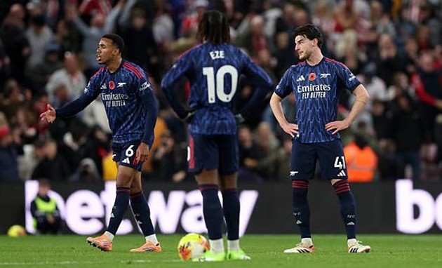 Arsenal bị Sunderland cầm chân trên sân Ánh Sáng.