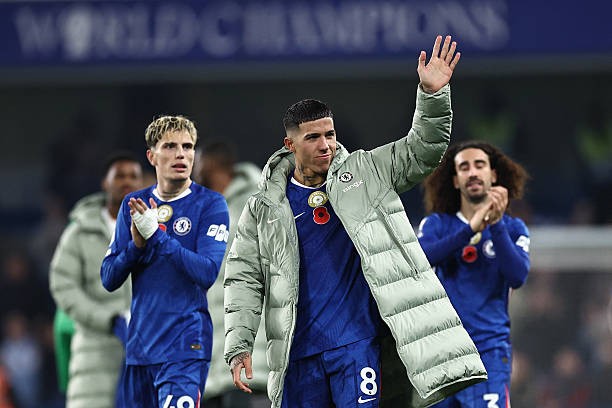 Enzo Fernandez, 8 điểm - Cầu thủ số 8 của Chelsea là trung tâm của mọi pha bóng hay nhất của The Blues, tạo ra cơ hội lớn ngay từ đầu với đường chuyền tuyệt vời cho Garnacho, và anh ấy cũng suýt chút nữa đã khiến thủ môn phải đứng ngoài một vài lần với những pha phát bóng cố định nguy hiểm.