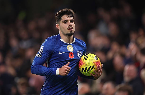 Pedro Neto, 7 điểm - Cầu thủ 25 tuổi người Bồ Đào Nha đã tăng tốc trong hai và chơi quyết tâm hơn hẳn, tìm cách vượt qua người kèm và đưa bóng vào vòng cấm mỗi khi có bóng. Neto sau đó ghi bàn vào lưới đội bóng cũ bằng một pha dứt điểm đơn giản sau đường chuyền sáng tạo của Garnacho bên cánh trái.