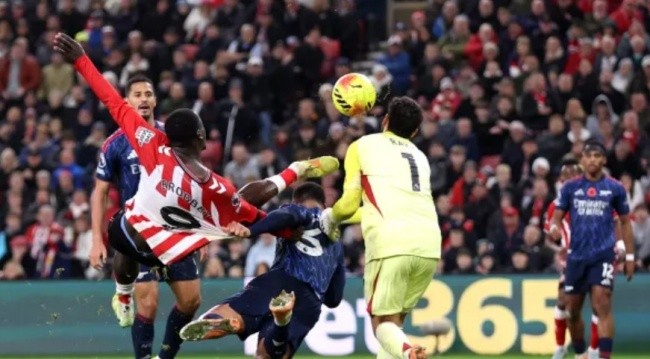 Raya ở tình huống bàn thua thứ 2 của Arsenal.