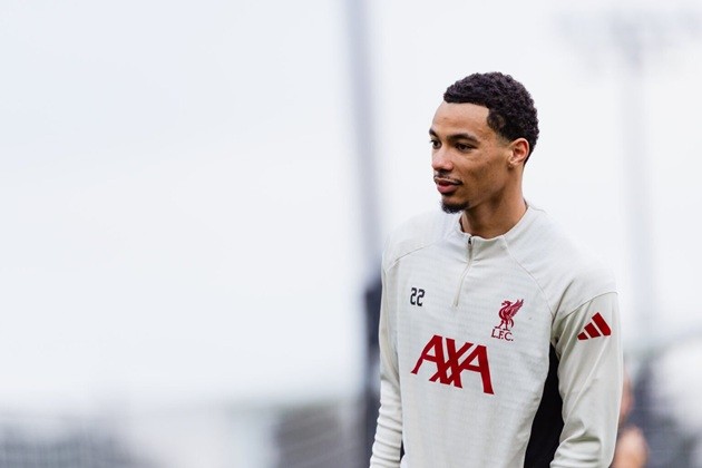 Chơi dạt trái là phương án phù hợp cho Ekitike.