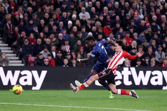 Saka ghi bàn cho Arsenal.