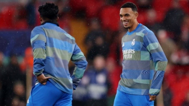 Alexander-Arnold trở lại đội hình Real.