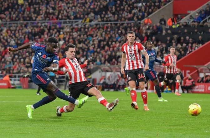 Arsenal đánh rơi chiến thắng trước Sunderland.