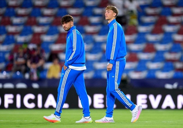 Raul Asencio được trao suất đá chính quý giá.