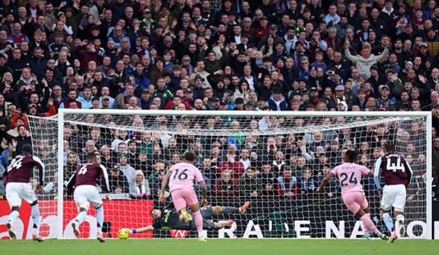 Emi Martinez xuất sắc cản cú đá phạt đền của Semenyo