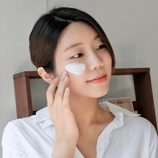 Lựa chọn sản phẩm có chỉ số SPF phù hợp và kết cấu nhẹ để dùng cả trong nhà lẫn khi đi làm hay dạo phố. 
