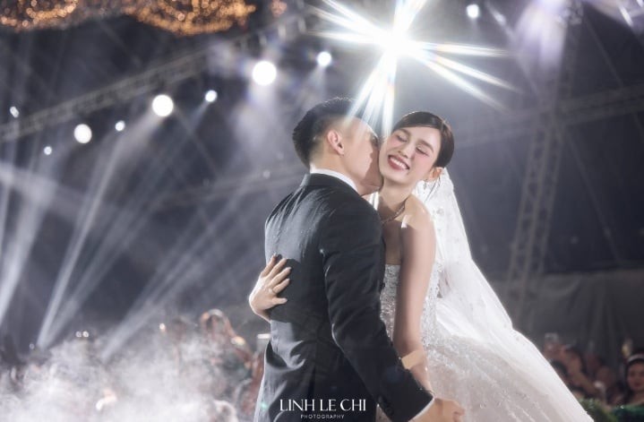 Chú rể trao nụ hôn ngọt ngào cho vợ, đánh dấu chặng đường mới cùng nhau