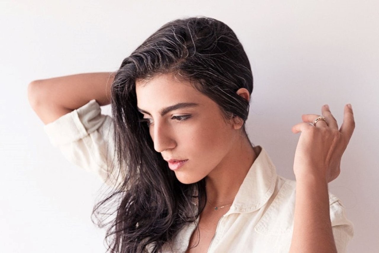 Gội đầu jthwowngf xuyên có thể khiến tóc khô, xơ rối và dễ gãy rụng. (Ảnh minh họa)