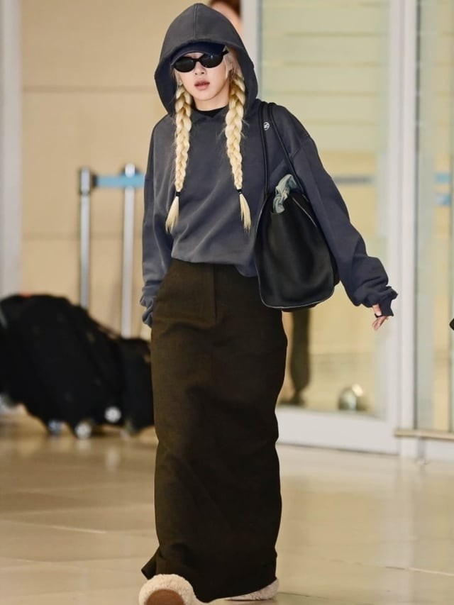 Rosé thường thêm các món phụ kiện như kính râm hay túi xách nhỏ để tổng thể thêm chỉn chu và nổi bật 