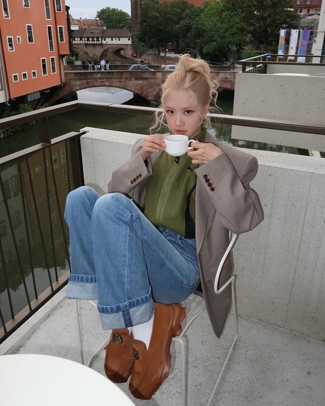 Bảng màu hài hòa giúp cô vừa trẻ trung vừa sang trọng, thể hiện phong cách thanh lịch mang dấu ấn riêng.