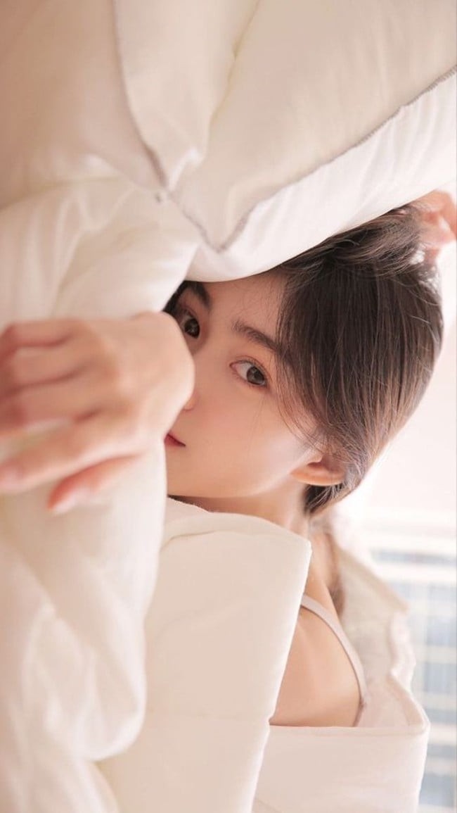 Việc để mỹ phẩm trang điểm tiếp xúc trực tiếp với da khô trong thời gian dài cũng khiến da nhanh xỉn màu và mất sức sống.