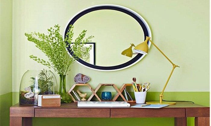 Ngồi ở vị trí quay lưng ra cửa khiến bạn rơi vào trạng thái thụ động, vì vậy, hãy treo một tấm gương trong trường hợp góc làm việc quay lưng ra cửa. (Ảnh minh họa)