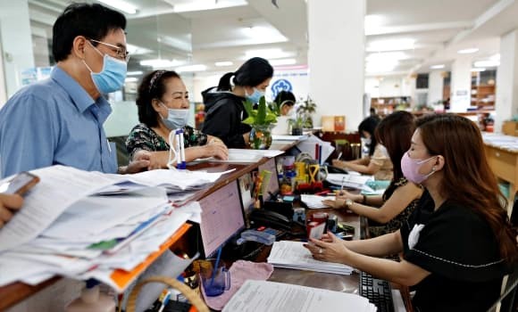 Theo quy định tại Điều 64 và 65 Luật Bảo hiểm xã hội (BHXH) 2024, có hai nhóm đối tượng được nghỉ hưu sớm:

