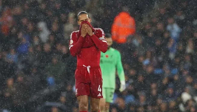 Van Dijk cùng các đồng đội phơi áo trước Man City.