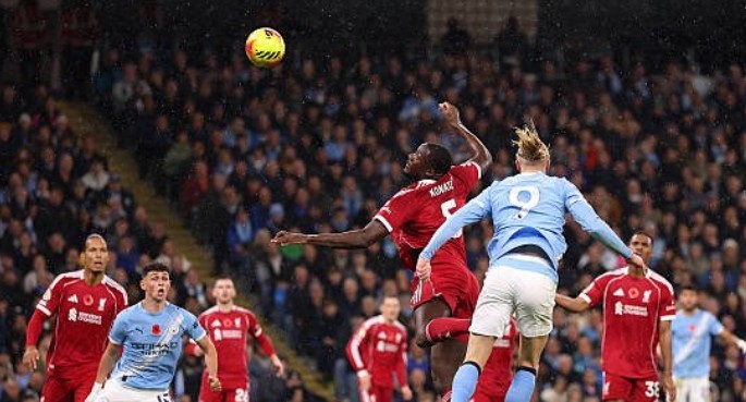 Konate thất thế trước Haaland ở các pha tranh chấp.