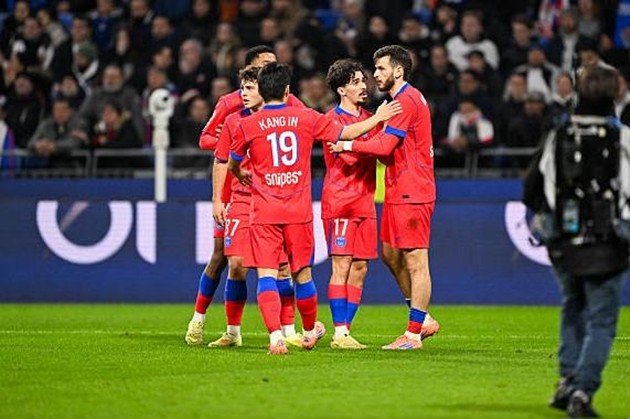 PSG nhọc nhằn đánh bại Lyon ngay trên sân khách.