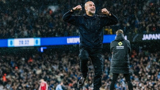 Pep Guardiola ăn mừng chiến thắng của Man City.