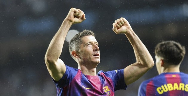 Lewandowski tỏa sáng rực rỡ với cú hat-trick