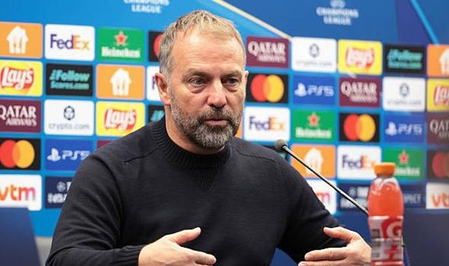 Hansi Flick phớt lờ những chỉ trích chiến thuật liên quan đến Barcelona.