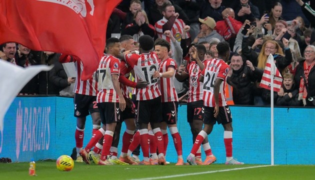 Sunderland cầm hòa một Arsenal đang sung sức.