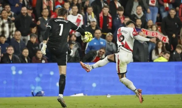 Courtpis dính chấn thương nhẹ sau trận Rayo Vallecano