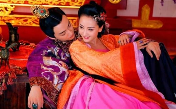 Các hành động đều phải dưới sự chứng kiến của cung nữ, thái giám và lính canh. 