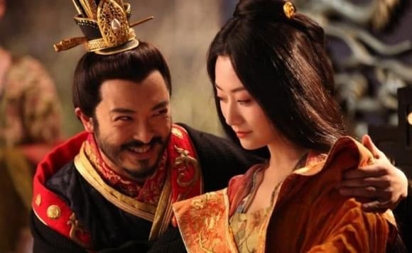  Chẳng hạn, phi tần không được phép phát ra tiếng động khi phục vụ hoàng đế, vì những âm thanh này bị coi là thiếu duyên và có thể làm hoàng đế phân tâm.