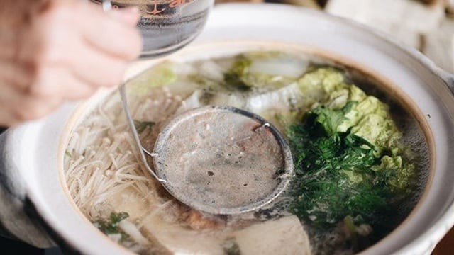 Nhiều người Việt có thói quen ăn dưa muối, cà muối, củ kiệu hoặc các món kho mặn vào bữa sáng. Tuy nhiên, lượng muối và axit cao trong các món này là “gánh nặng” khổng lồ cho thận ngay từ đầu ngày.

