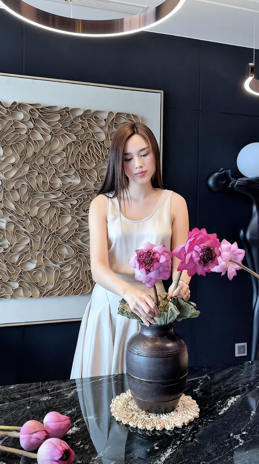 anh-hiem-ve-can-ho-hang-sang-vo-chong-hoa-hau-do-thi-ha-se-o-sau-2-dam-cuoi-bac-ty-8a83559331ce477488d9c57070730a0b-306-3