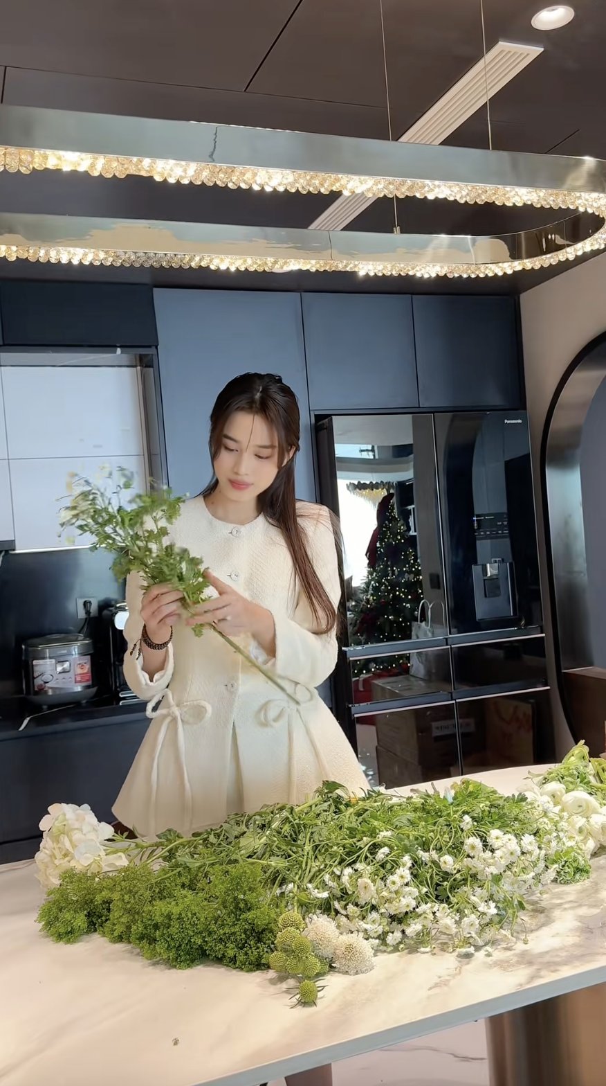 anh-hiem-ve-can-ho-hang-sang-vo-chong-hoa-hau-do-thi-ha-se-o-sau-2-dam-cuoi-bac-ty-914d438f4a6e4843ab0593feb38af2e7-304