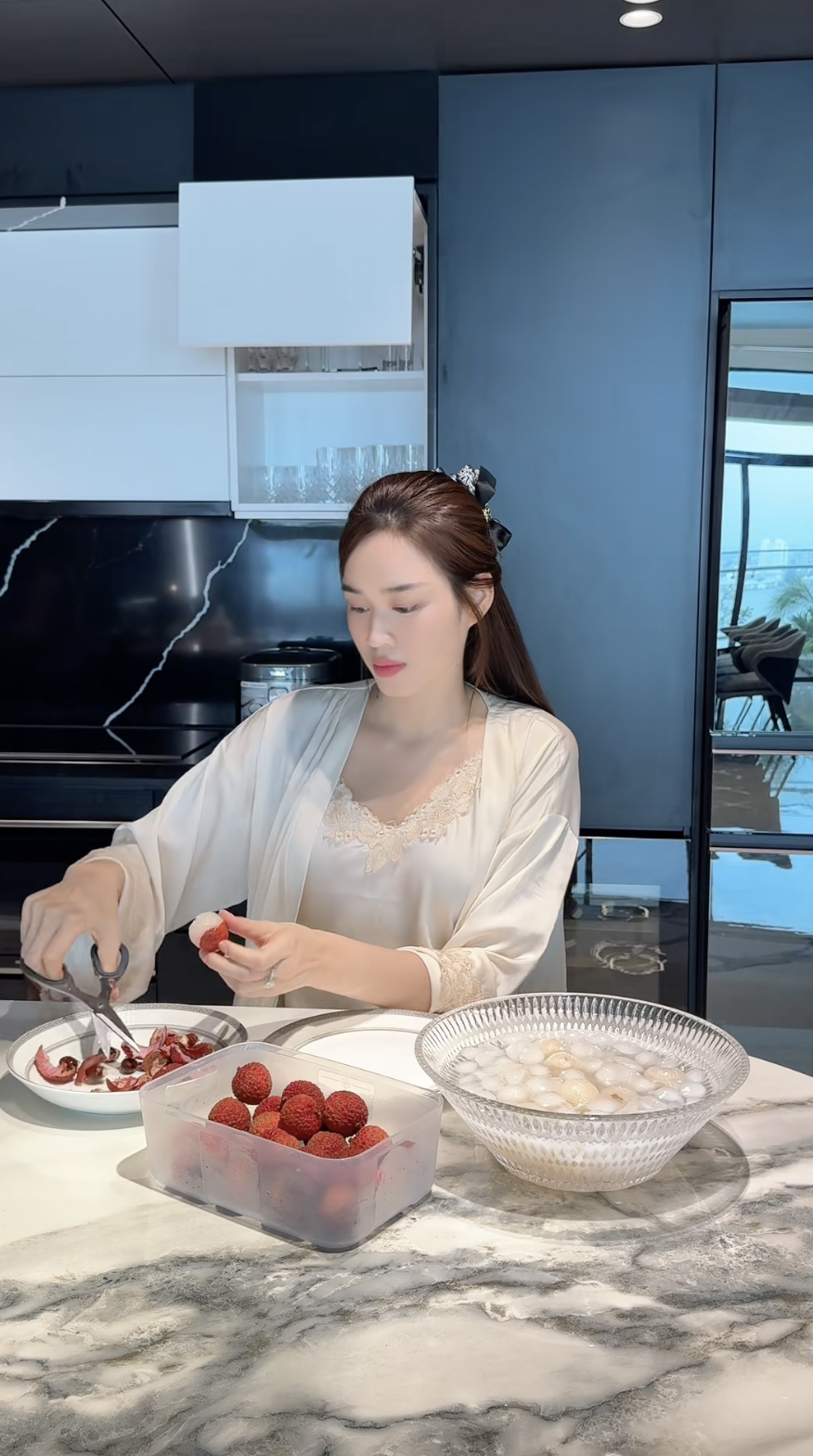 anh-hiem-ve-can-ho-hang-sang-vo-chong-hoa-hau-do-thi-ha-se-o-sau-2-dam-cuoi-bac-ty-ec21bbf9f7c642a39ff0b4e75676f3d6-303