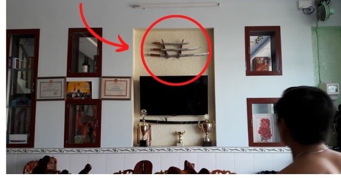 Vũ khí sắc bén (dao, kiếm, rìu, giáo...)

