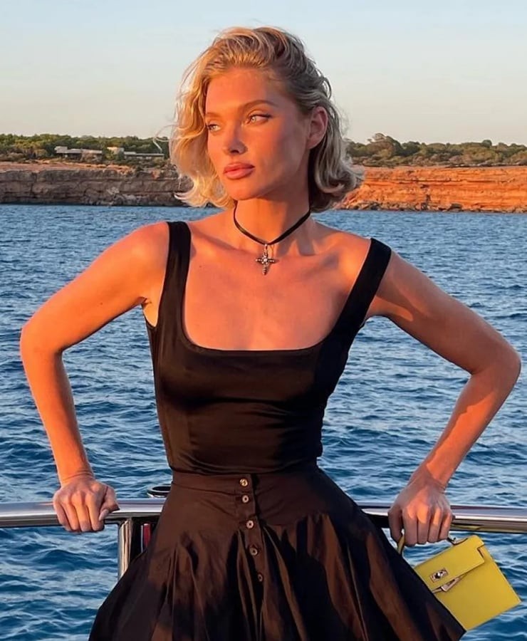 Nếu ngày trước kiểu tóc này nổi bật với những lọn uốn bồng bềnh, tạo cảm giác xa hoa, thì phiên bản hiện nay đã được giản lược