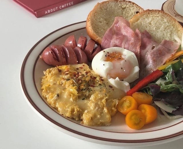 Xúc xích, jambon, thịt hun khói hay cá hộp tiện lợi đều là món ăn sáng quen thuộc, nhưng lại ẩn chứa hàm lượng muối, nitrat, phosphate và chất bảo quản cực cao.

