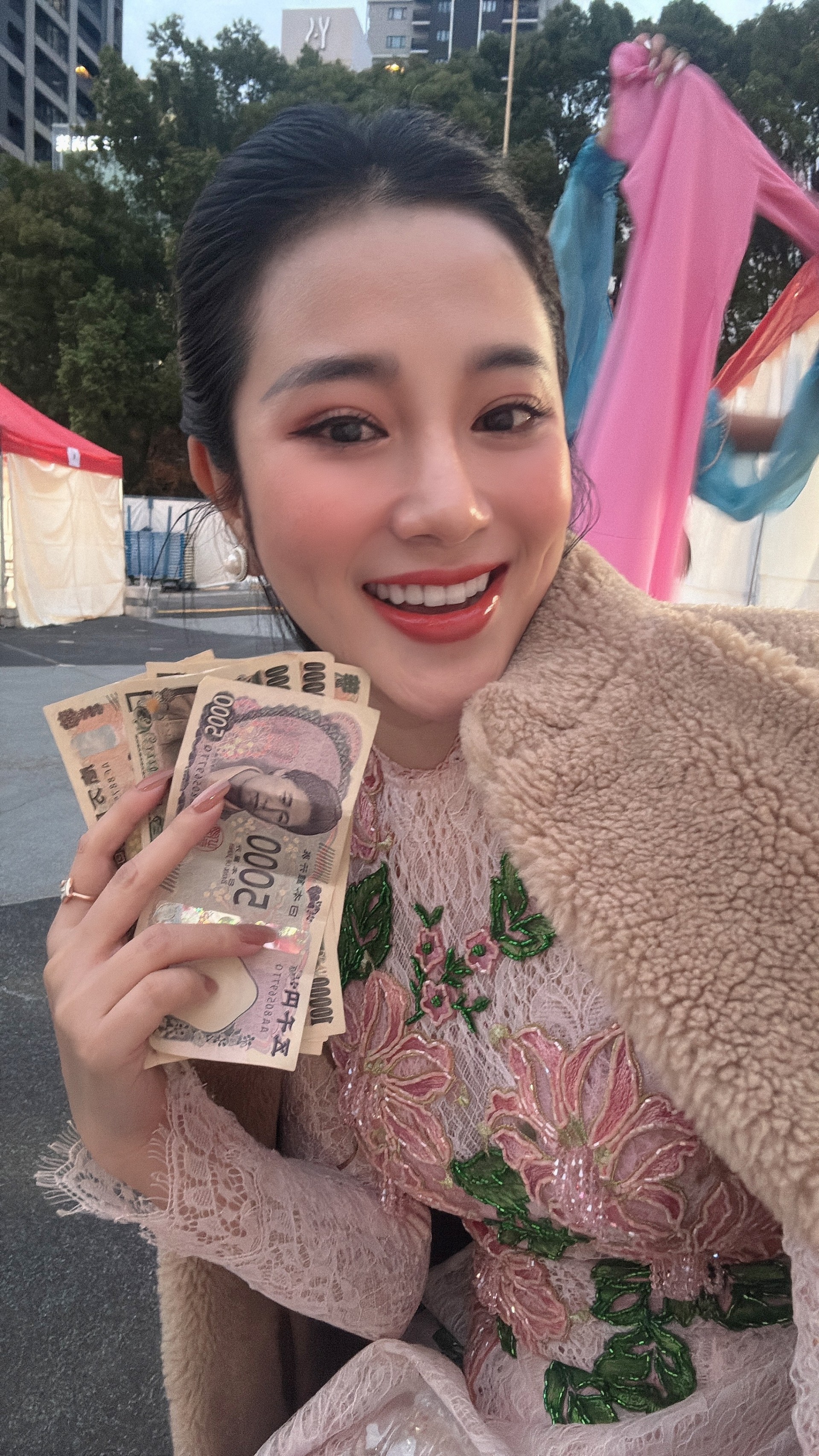 Tố My được khán giả tại Nhật lì xì