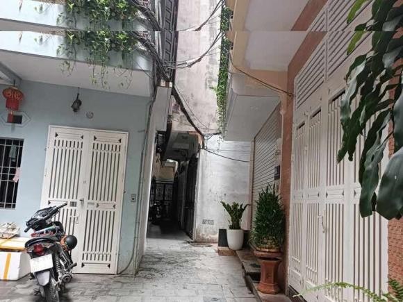 Ngôi nhà có con đường hoặc hẻm lớn hướng thẳng vào cửa chính được gọi là lộ xung hay “tiễn đao sát”. 