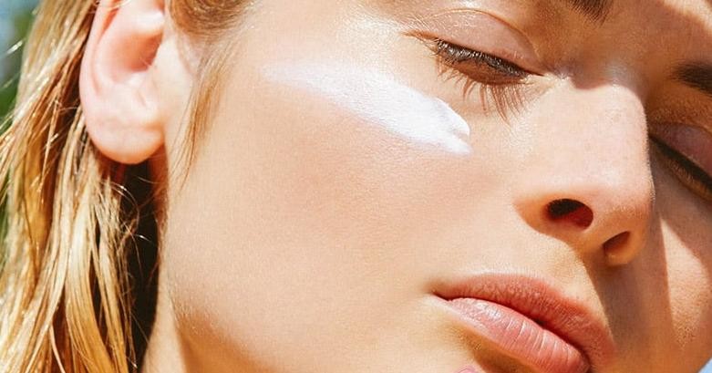 Tia UV có thể xuyên qua mây, cửa kính và gây hại cho làn da bất cứ lúc nào, do đó không nên bỏ qua bước này. 