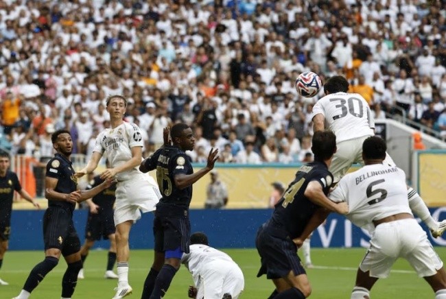 Gonzalo có khả năng đánh đầu tốt. 