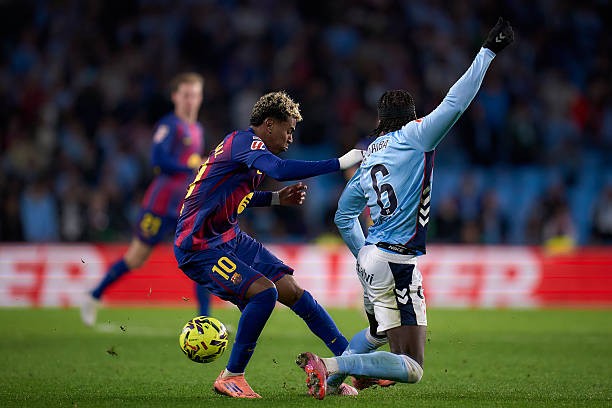 Lamine Yamal không hài lòng khi hàng thủ Barcelona để thủng lưới đến 2 bàn trước Celta Vigo.