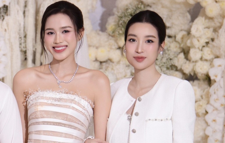 Đỗ Mỹ Linh (phải) diện trang phục trắng trang nhã trong tiệc cưới. Ảnh: FBNV.