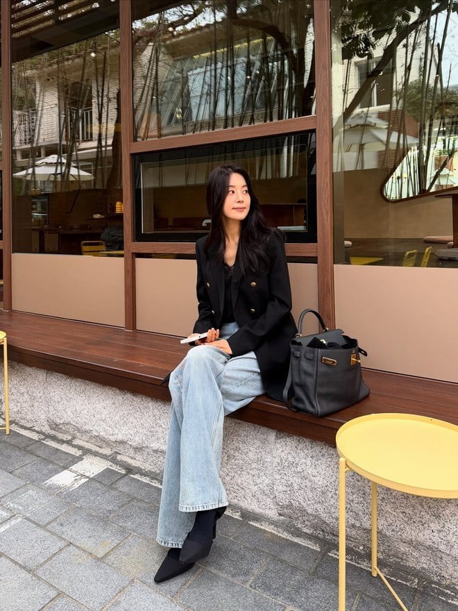 Quần denim ống suông là món đồ “chân ái” không thể thiếu trong tủ đồ của phụ nữ trưởng thành.