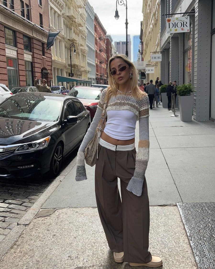 Nếu vẫn muốn diện, hãy phối cùng áo ôm, crop top hoặc nhấn eo bằng thắt lưng để tạo sự gọn gàng và có điểm nhấn rõ rệt.