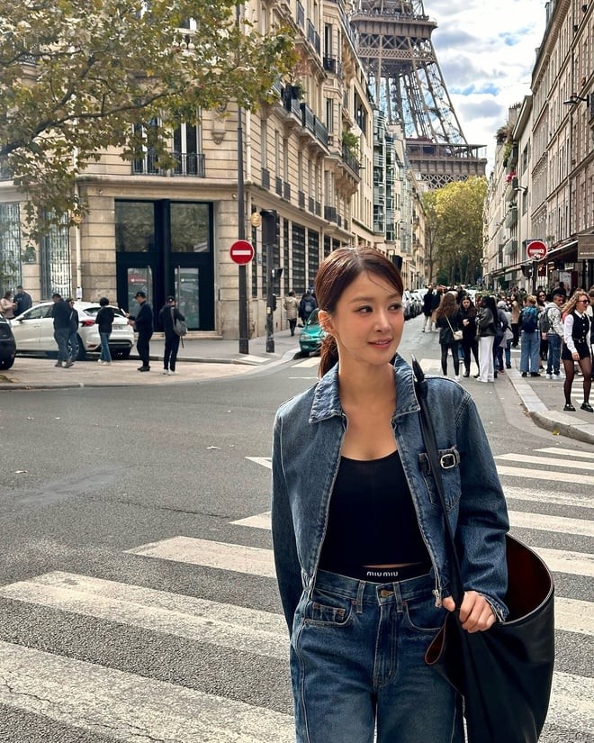  Màu denim xanh nhạt hoặc xanh cổ điển giúp dễ phối cùng nhiều trang phục khác nhau, từ váy midi, chân váy dài cho đến quần tây hoặc đầm liền. 