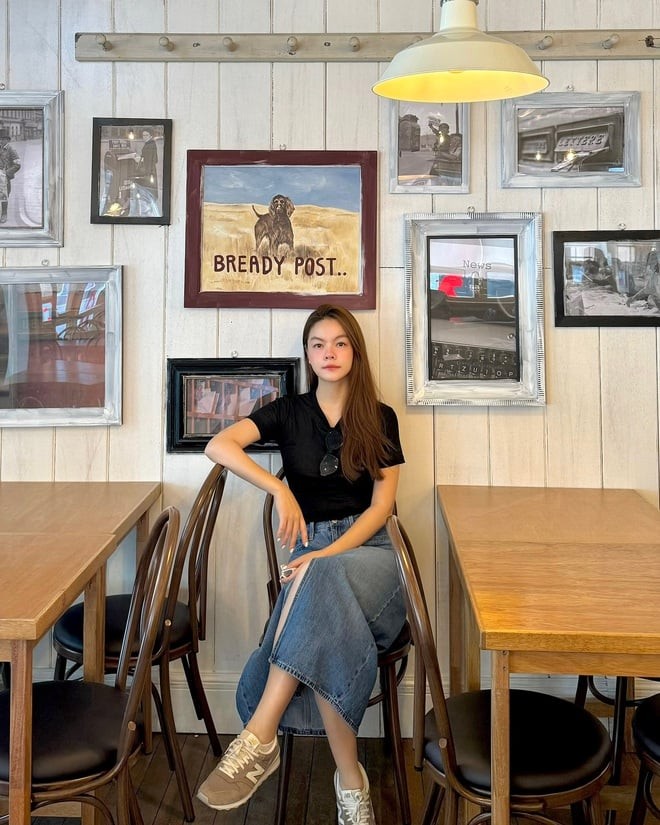 Chân váy denim là item giúp người phụ nữ ngoài 40 thể hiện vẻ nữ tính mà vẫn trẻ trung