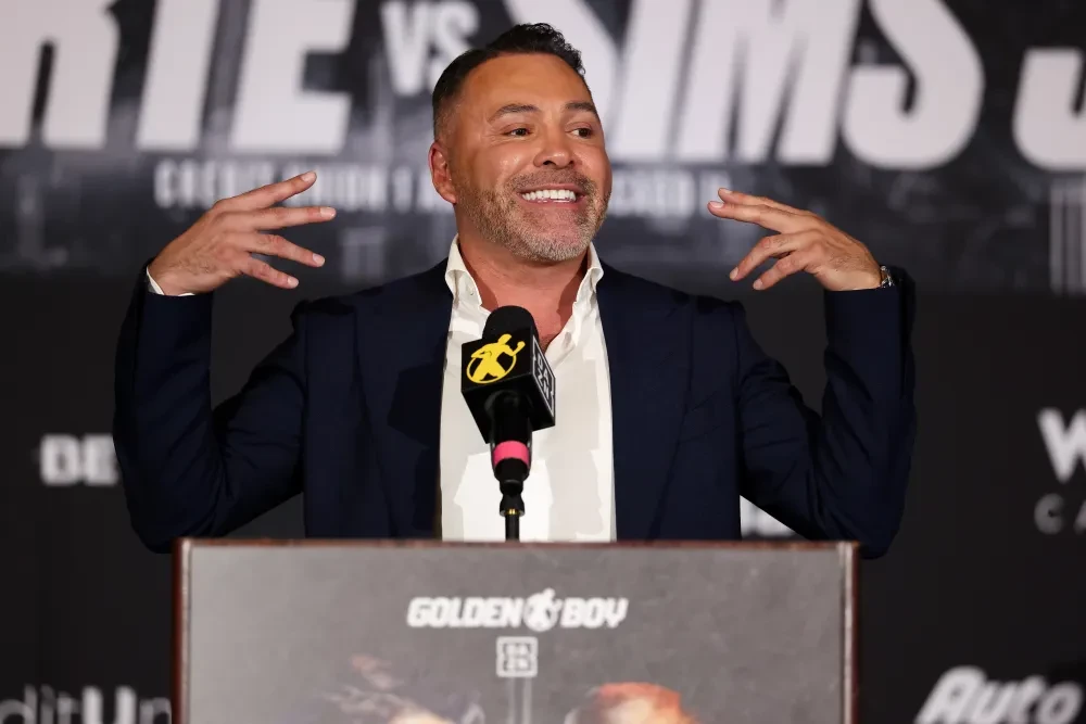 Oscar De La Hoya trong một buổi họp báo