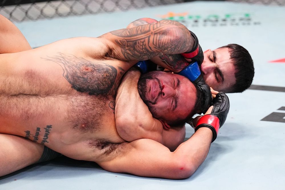 Isaac Dulgarian trong trận đấu với Yadier Del Valle tại UFC Vegas 110