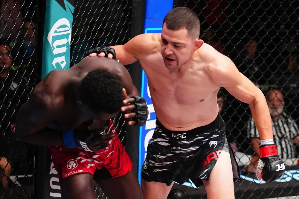 Steve Garcia (phải) trong trận đấu với David Onama tại UFC Fight Night.